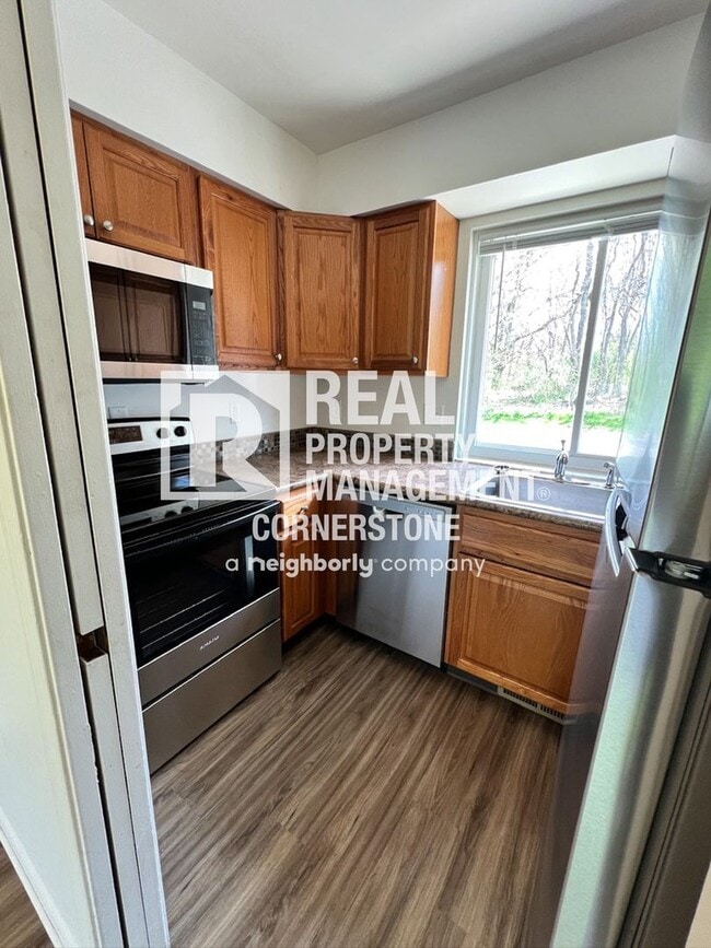 Building Photo - Move In Ready Townhome