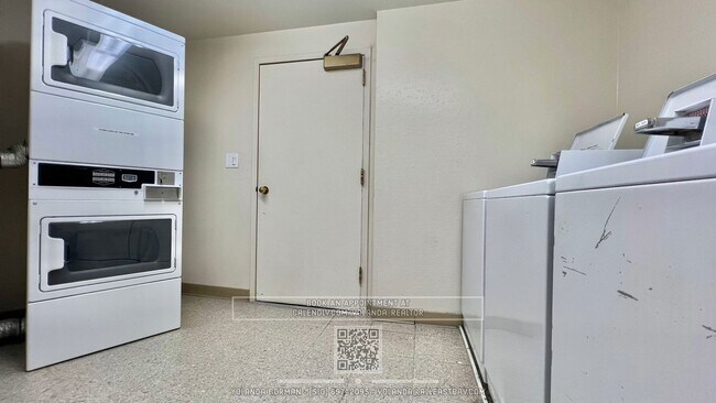 Building Photo - Stunning Large 1 Bedroom Exquisite Wood Fl...