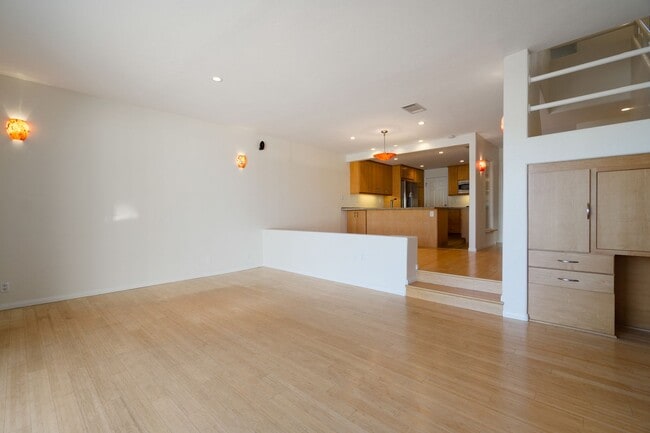 Building Photo - Stunning Waterfront Townhome in Huntington Beach!