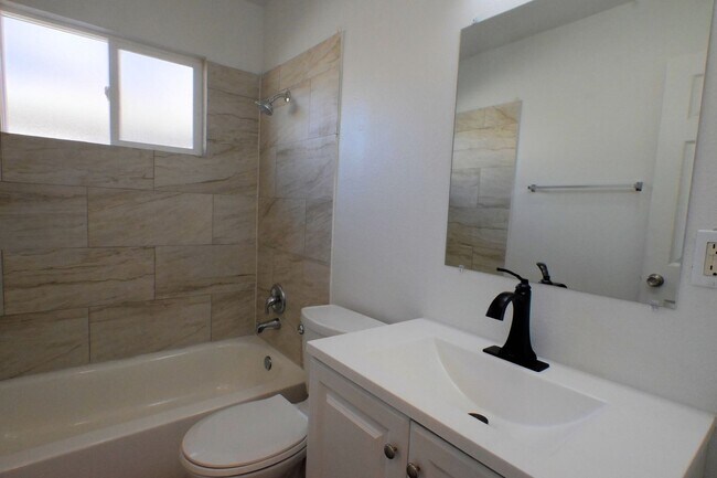 Building Photo - 2608 E Mesquite Ave