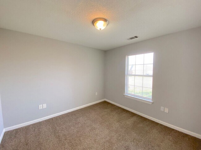 Building Photo - 2794 Laura Cir E