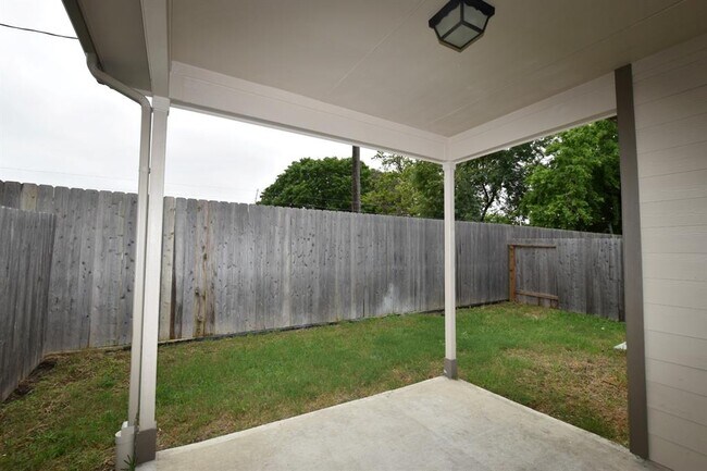 Building Photo - 8647 Cedardale Park Dr