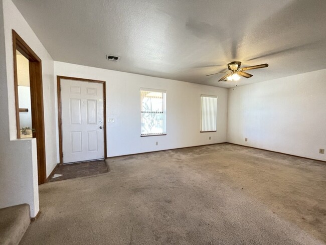 Building Photo - 2 bed 2.5 bath townhome, $1,225 monthly re...