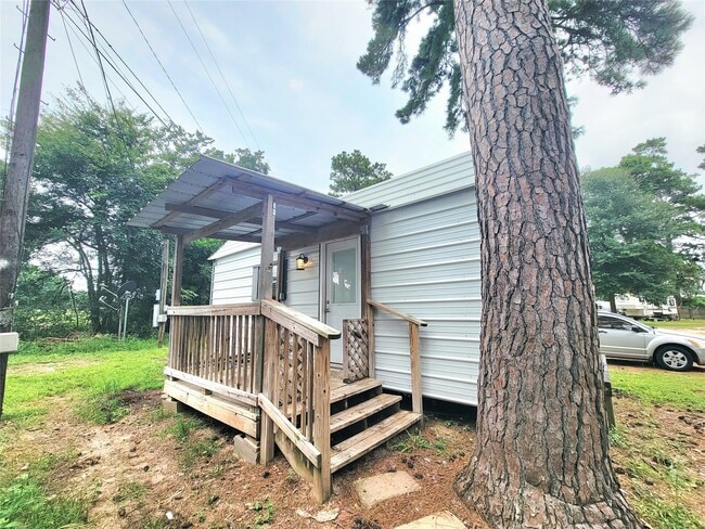 Building Photo - 12150 Old County Rd