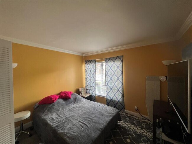 Building Photo - 2339 SW 15th St