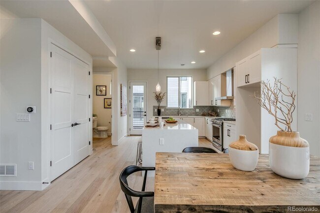 Building Photo - Beautiful Townhome in Southeast Denver