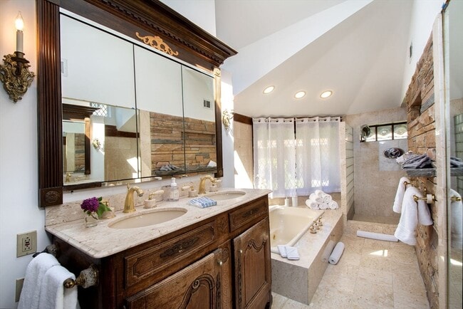 Building Photo - 19 Hobart Ln