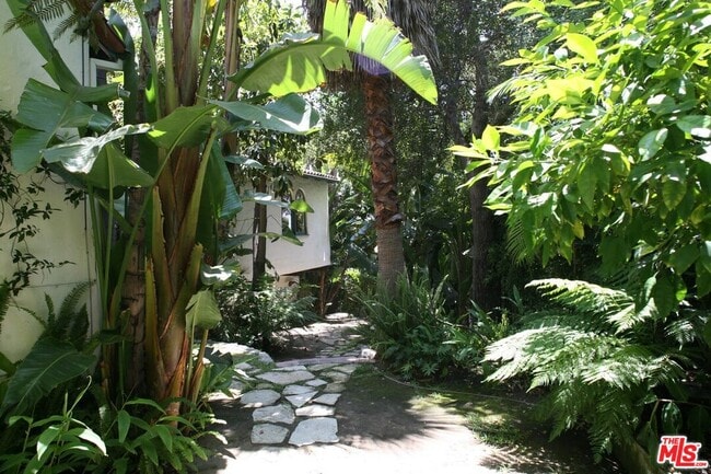 Building Photo - 2243 E Live Oak Dr