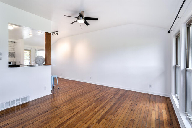 Building Photo - 2263 Parkwood Ave
