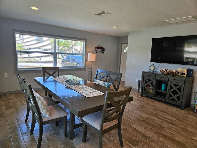 Building Photo - 5352 Quist Dr