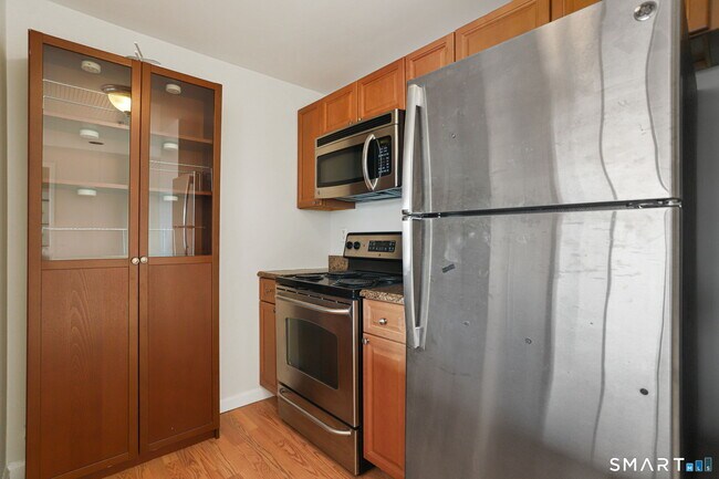 Building Photo - 300 Broad St