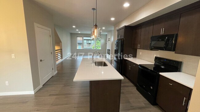 Building Photo - Modern and Stylish 3 BD | 3.5 BA Townhome ...