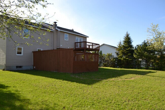 Building Photo - 60 Colonial Rd