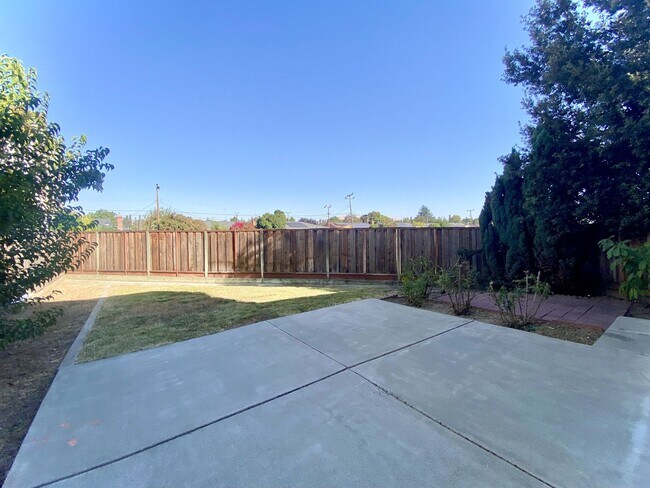 Building Photo - Unique Home with lots of Natural light!! C...