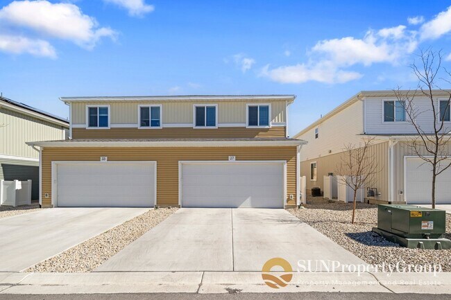 Building Photo - Stunning Duplex In Desirable Saratoga Springs!