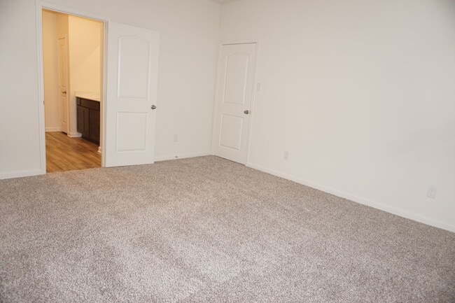 Building Photo - Modern 4 Bedroom Home in Windmill Farms with Community Pools and Trails