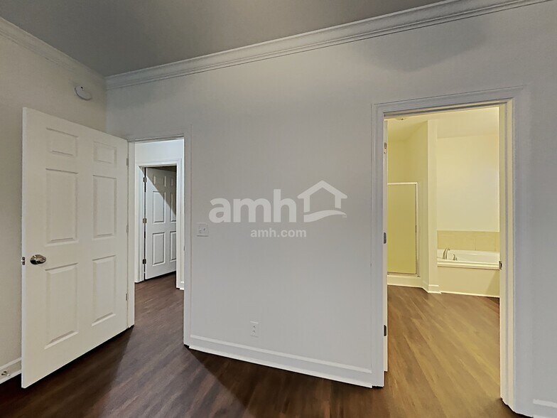 Building Photo - 3043 Holderwood Dr