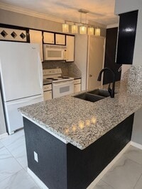 Building Photo - 2211 S Kirkwood Rd