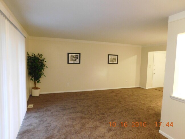 Building Photo - 444 N Fox Hills Dr