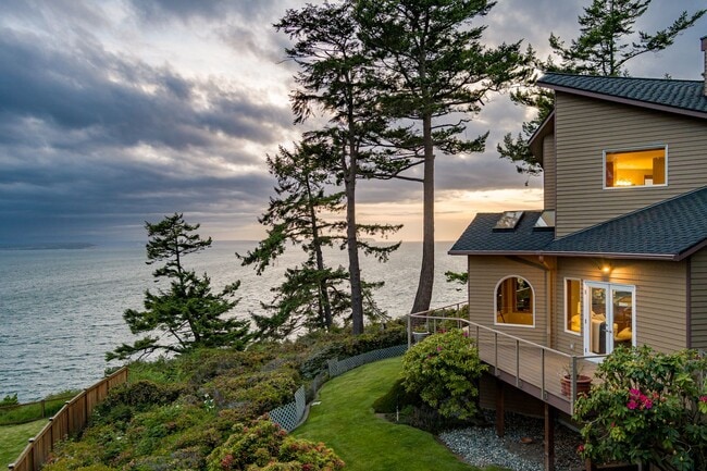 Building Photo - One Acre of Gorgeous Views and a Spacious ...