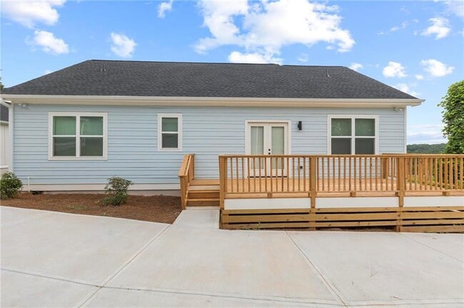 Building Photo - 129 Hilltop Dr SW