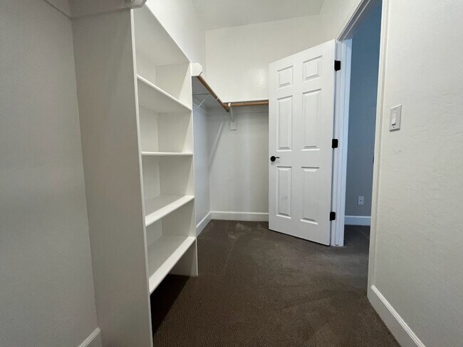 Building Photo - Cozy Cul De Sac house FOR RENT in a GREAT location