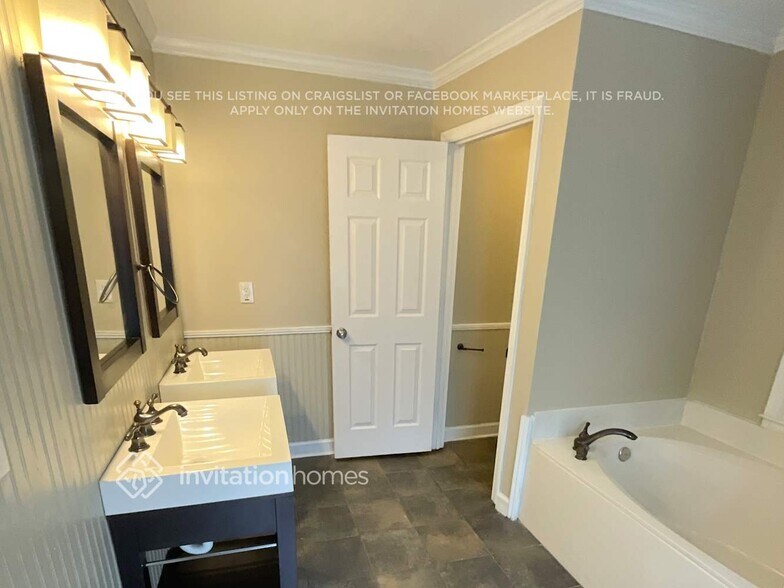 Building Photo - 960 Hunterhill Dr