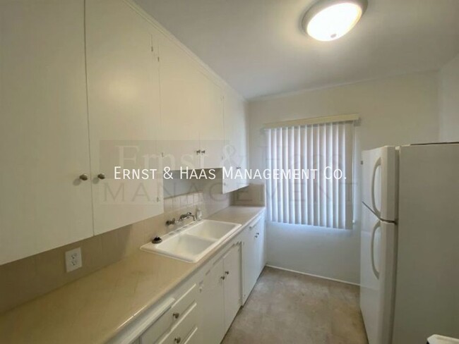 Building Photo - Wonderful 1 Bedroom Apartment Just a Block...