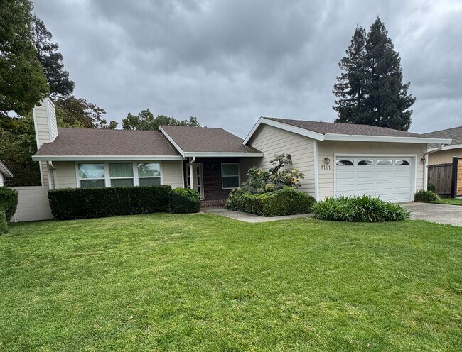 Building Photo - THREE BEDROOM TWO BATH  HOME in the Pocket...