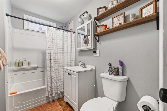 Building Photo - 7 Holbrook Rd