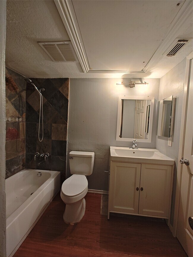 Building Photo - 10855 Meadowglen Ln