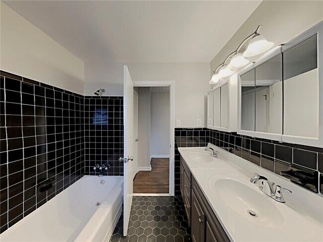 Building Photo - 3148 Thrasher Cir