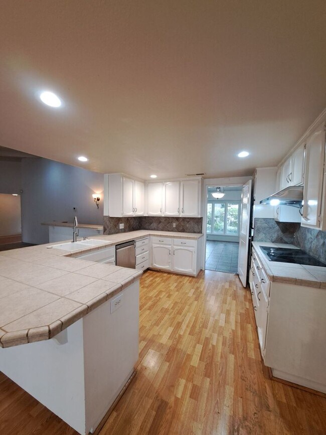 Building Photo - MOVE IN SPECIAL: Half OFF the 1st Month's ...