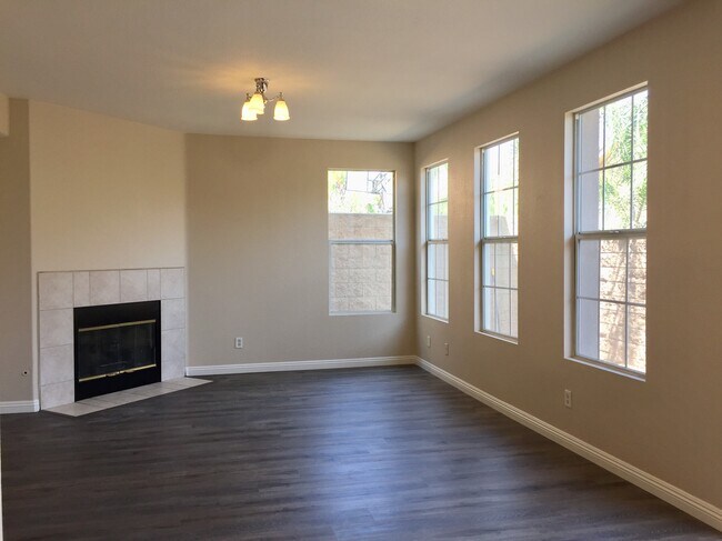 family room - 504 Robins Pl