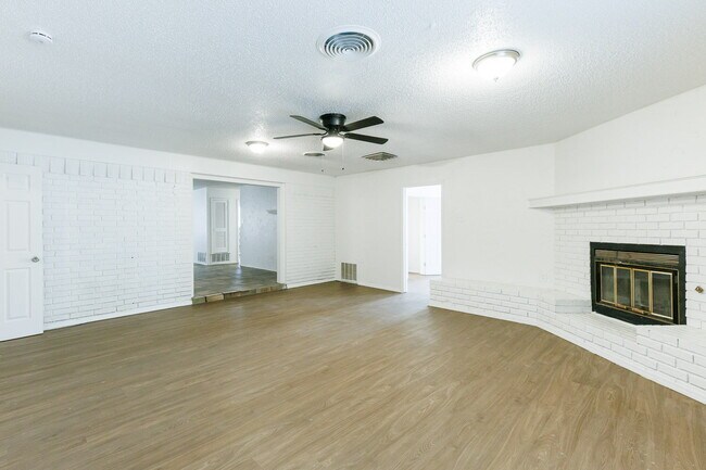 Building Photo - Updated 4 bedroom close to LCU and Tech