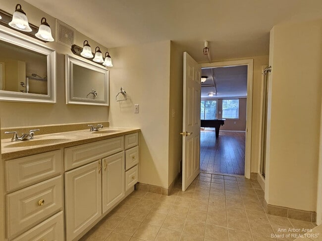 Building Photo - 1493 Silverbrook Ridge Dr