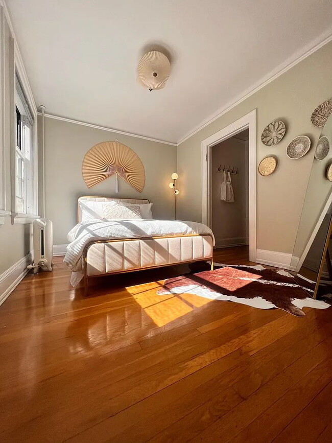 Building Photo - "Charming 1-Bedroom Retreat in the Heart of Seattle's Bustling Capitol Hill!"