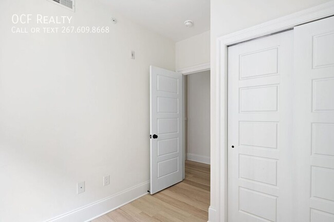 Building Photo - Modern Renovated Fairmount Two Bedroom Apa...