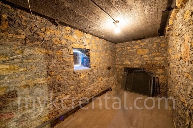 Building Photo - 17 S 17th St