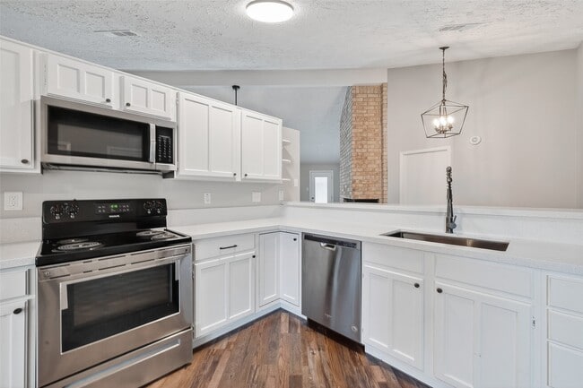Building Photo - 15806 Pfeiffer Dr