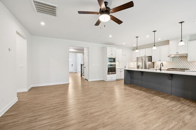 Building Photo - 5BR/3.5BA home offers stylish and function...