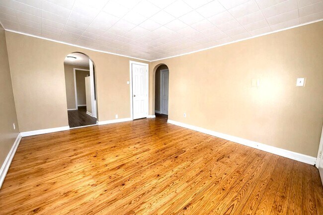 Building Photo - 512 S Cole St