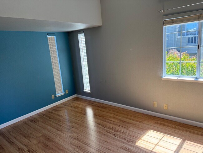 Building Photo - Beautiful 3 Bed/2.5 Bath Townhome