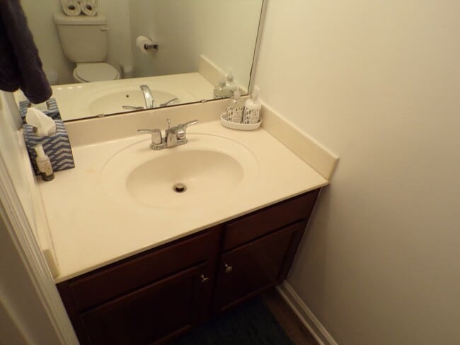 Building Photo - Two Bedroom Two and half Bathrooms Townhome!