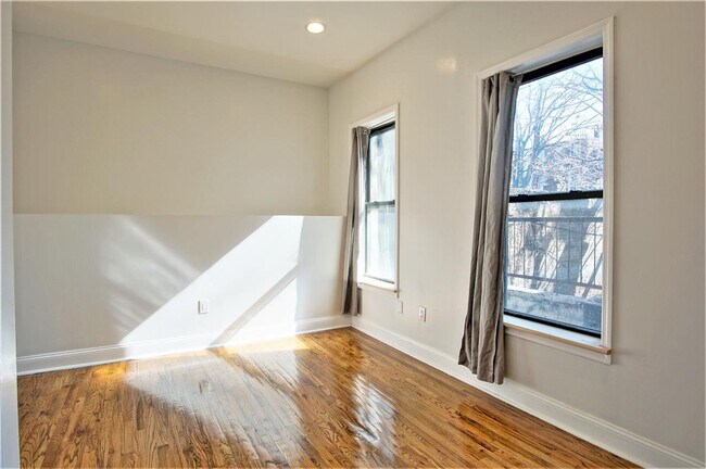 Building Photo - 356 Varick St