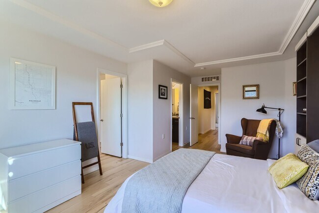 Building Photo - Spacious 2BDR Modern Townhome in Louisville