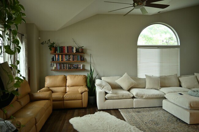 Building Photo - Beautiful Four Bedroom Home in Olive Estates