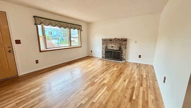 Building Photo - Now Offering Half Month Free! Charming 2BD...