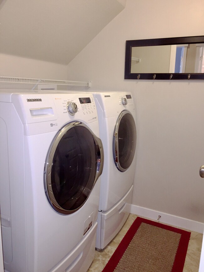 Building Photo - Spacious 2 Bedroom Townhome at The District!