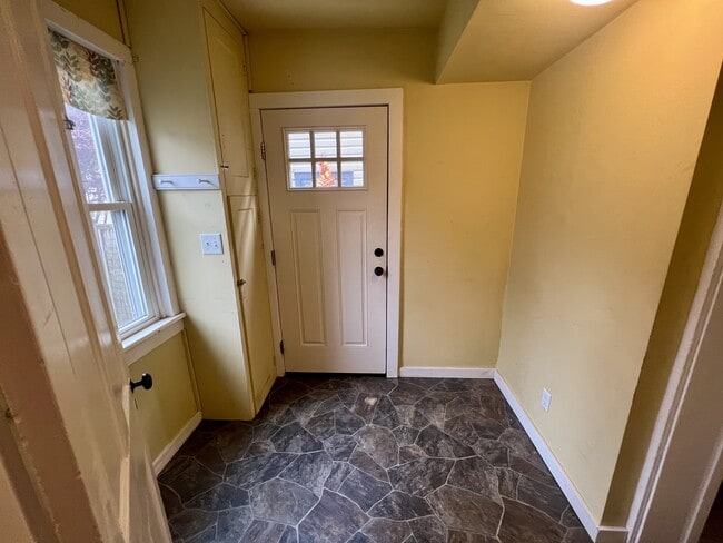 Building Photo - 533 W Walnut St